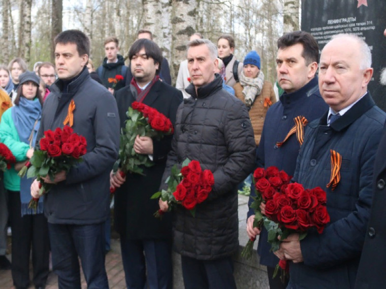 В Кировском районе открыли памятный знак в честь красноярцев, погибших здесь во время Великой Отечественной войны. В Кировском районе открыли памятный знак в честь красноярцев, погибших здесь во время Великой Отечественной войны.