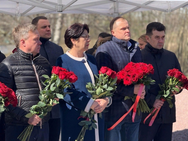 Открытие памятника в Кировском районе «Преподавателям и курсантам Ленинградского военно-ветеринарного училища». Открытие памятника в Кировском районе «Преподавателям и курсантам Ленинградского военно-ветеринарного училища».