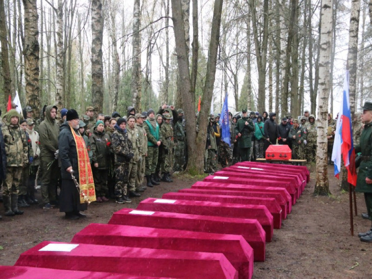 Память жива: на “Синявинских высотах” предали земле останки 307 воинов Красной армии. Память жива: на “Синявинских высотах” предали земле останки 307 воинов Красной армии.